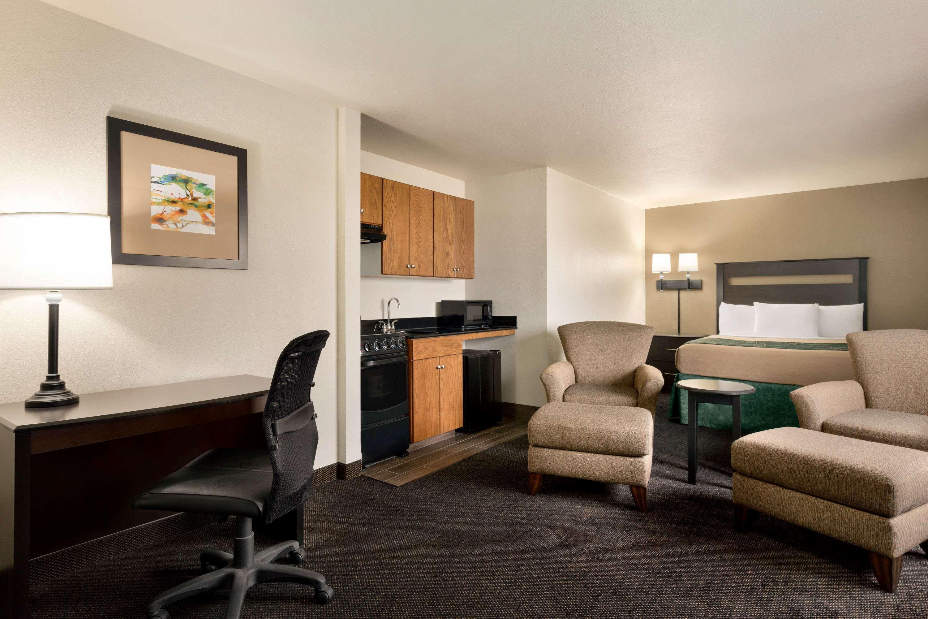 Baymont By Wyndham Glendive Hotel Bagian luar foto